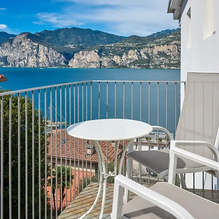 Готель Capri Мальчезіне